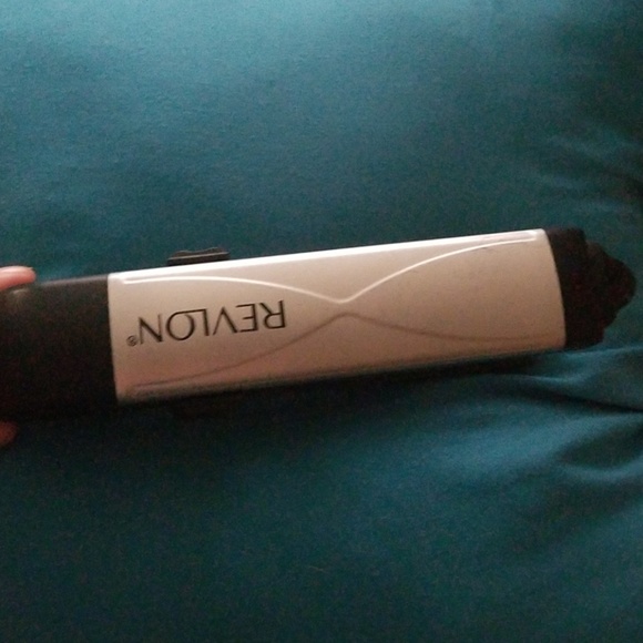 Revlon retractable hair straightener - Picture 1 of 3